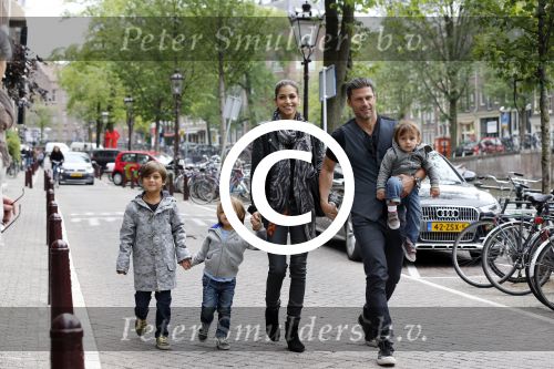 Amsterdam 27 juni 2013
Toriya Vaughan Haoud en haar man Greg Vaughan met hun kinderen op vakantie in Amsterdam.
Peter Smulders bv