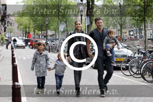 Amsterdam 27 juni 2013
Toriya Vaughan Haoud en haar man Greg Vaughan met hun kinderen op vakantie in Amsterdam.
Peter Smulders bv