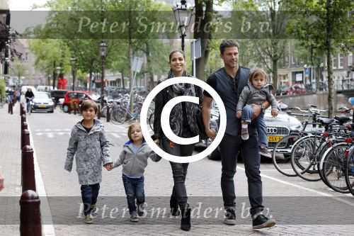 Amsterdam 27 juni 2013
Toriya Vaughan Haoud en haar man Greg Vaughan met hun kinderen op vakantie in Amsterdam.
Peter Smulders bv