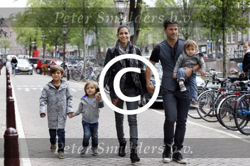 Amsterdam 27 juni 2013
Toriya Vaughan Haoud en haar man Greg Vaughan met hun kinderen op vakantie in Amsterdam.
Peter Smulders bv