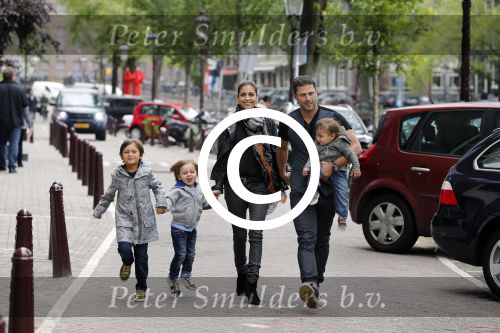 Amsterdam 27 juni 2013
Toriya Vaughan Haoud en haar man Greg Vaughan met hun kinderen op vakantie in Amsterdam.
Peter Smulders bv