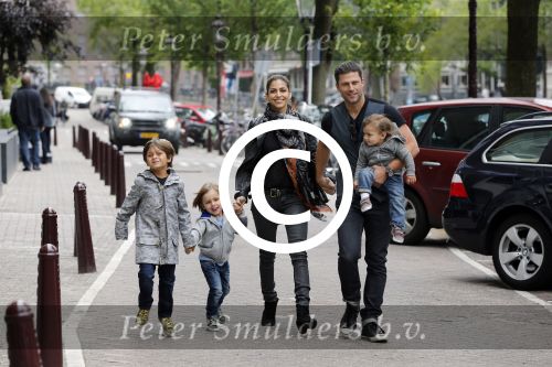 Amsterdam 27 juni 2013
Toriya Vaughan Haoud en haar man Greg Vaughan met hun kinderen op vakantie in Amsterdam.
Peter Smulders bv