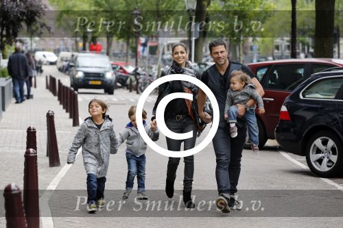 Amsterdam 27 juni 2013
Toriya Vaughan Haoud en haar man Greg Vaughan met hun kinderen op vakantie in Amsterdam.
Peter Smulders bv