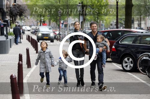 Amsterdam 27 juni 2013
Toriya Vaughan Haoud en haar man Greg Vaughan met hun kinderen op vakantie in Amsterdam.
Peter Smulders bv