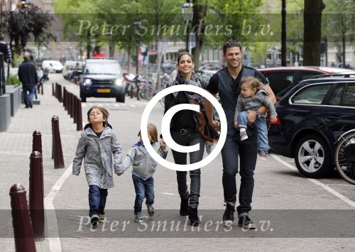 Amsterdam 27 juni 2013
Toriya Vaughan Haoud en haar man Greg Vaughan met hun kinderen op vakantie in Amsterdam.
Peter Smulders bv
