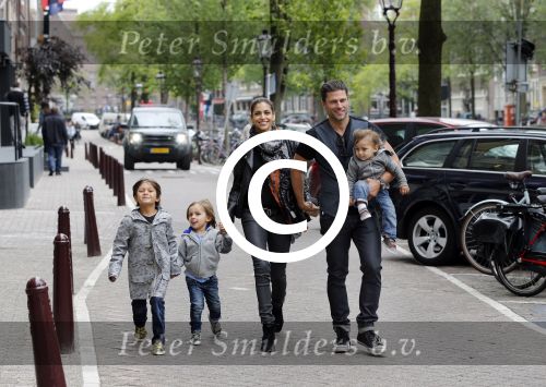 Amsterdam 27 juni 2013
Toriya Vaughan Haoud en haar man Greg Vaughan met hun kinderen op vakantie in Amsterdam.
Peter Smulders bv