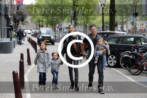 Amsterdam 27 juni 2013
Toriya Vaughan Haoud en haar man Greg Vaughan met hun kinderen op vakantie in Amsterdam.
Peter Smulders bv