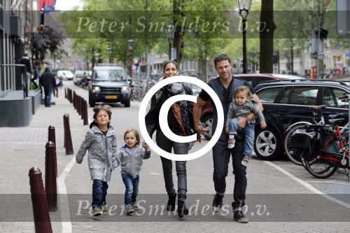 Amsterdam 27 juni 2013
Toriya Vaughan Haoud en haar man Greg Vaughan met hun kinderen op vakantie in Amsterdam.
Peter Smulders bv