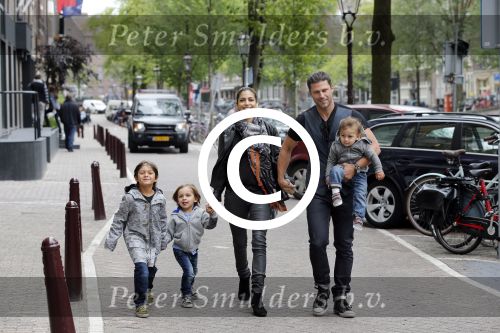 Amsterdam 27 juni 2013
Toriya Vaughan Haoud en haar man Greg Vaughan met hun kinderen op vakantie in Amsterdam.
Peter Smulders bv