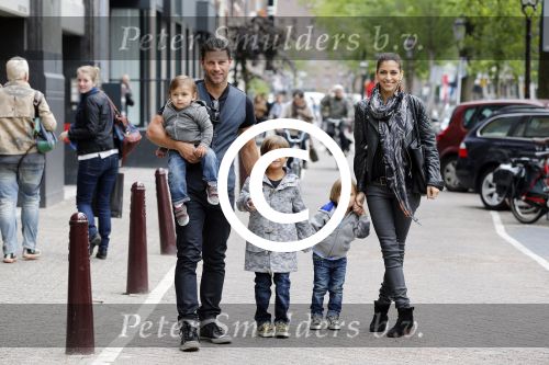 Amsterdam 27 juni 2013
Toriya Vaughan Haoud en haar man Greg Vaughan met hun kinderen op vakantie in Amsterdam.
Peter Smulders bv