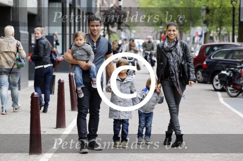 Amsterdam 27 juni 2013
Toriya Vaughan Haoud en haar man Greg Vaughan met hun kinderen op vakantie in Amsterdam.
Peter Smulders bv