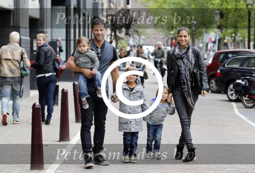 Amsterdam 27 juni 2013
Toriya Vaughan Haoud en haar man Greg Vaughan met hun kinderen op vakantie in Amsterdam.
Peter Smulders bv