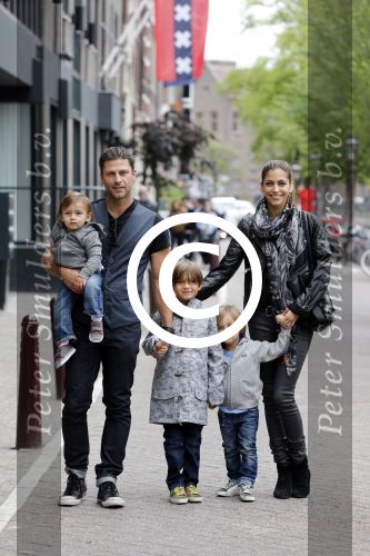 Amsterdam 27 juni 2013
Toriya Vaughan Haoud en haar man Greg Vaughan met hun kinderen op vakantie in Amsterdam.
Peter Smulders bv