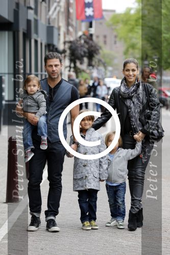 Amsterdam 27 juni 2013
Toriya Vaughan Haoud en haar man Greg Vaughan met hun kinderen op vakantie in Amsterdam.
Peter Smulders bv