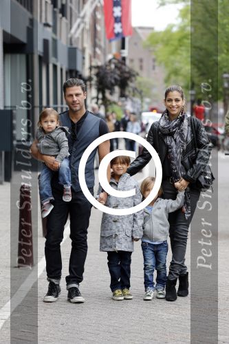 Amsterdam 27 juni 2013
Toriya Vaughan Haoud en haar man Greg Vaughan met hun kinderen op vakantie in Amsterdam.
Peter Smulders bv