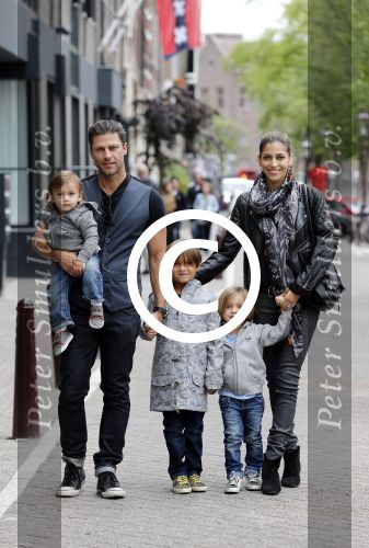 Amsterdam 27 juni 2013
Toriya Vaughan Haoud en haar man Greg Vaughan met hun kinderen op vakantie in Amsterdam.
Peter Smulders bv