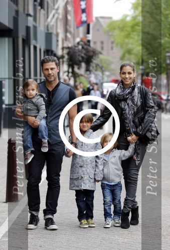 Amsterdam 27 juni 2013
Toriya Vaughan Haoud en haar man Greg Vaughan met hun kinderen op vakantie in Amsterdam.
Peter Smulders bv