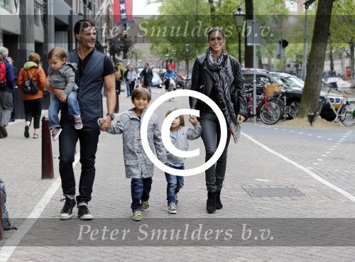 Amsterdam 27 juni 2013
Toriya Vaughan Haoud en haar man Greg Vaughan met hun kinderen op vakantie in Amsterdam.
Peter Smulders bv