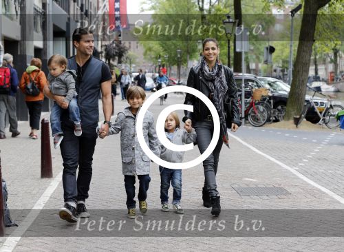 Amsterdam 27 juni 2013
Toriya Vaughan Haoud en haar man Greg Vaughan met hun kinderen op vakantie in Amsterdam.
Peter Smulders bv