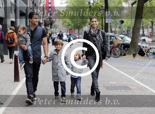 Amsterdam 27 juni 2013
Toriya Vaughan Haoud en haar man Greg Vaughan met hun kinderen op vakantie in Amsterdam.
Peter Smulders bv