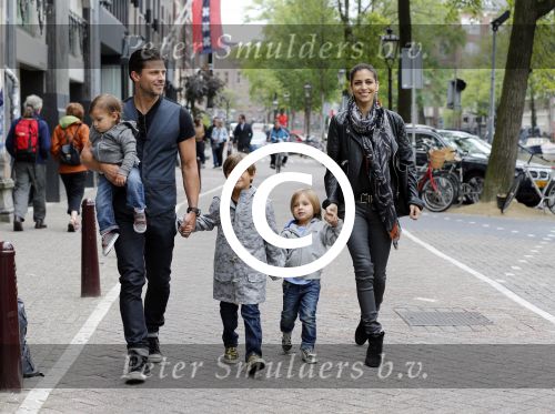 Amsterdam 27 juni 2013
Toriya Vaughan Haoud en haar man Greg Vaughan met hun kinderen op vakantie in Amsterdam.
Peter Smulders bv