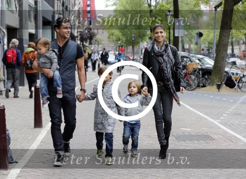 Amsterdam 27 juni 2013
Toriya Vaughan Haoud en haar man Greg Vaughan met hun kinderen op vakantie in Amsterdam.
Peter Smulders bv