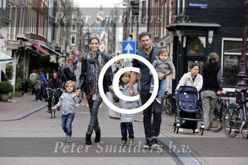 Amsterdam 27 juni 2013
Toriya Vaughan Haoud en haar man Greg Vaughan met hun kinderen op vakantie in Amsterdam.
Peter Smulders bv