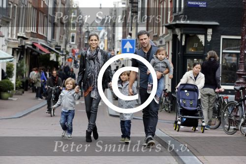 Amsterdam 27 juni 2013
Toriya Vaughan Haoud en haar man Greg Vaughan met hun kinderen op vakantie in Amsterdam.
Peter Smulders bv