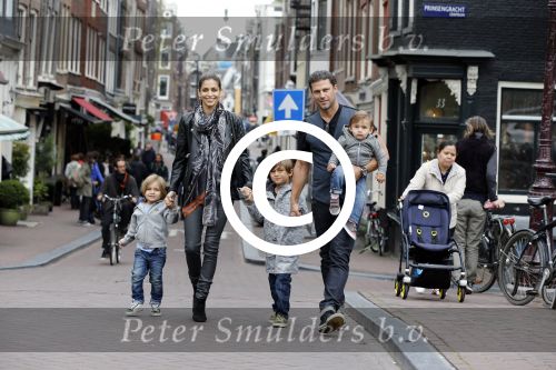 Amsterdam 27 juni 2013
Toriya Vaughan Haoud en haar man Greg Vaughan met hun kinderen op vakantie in Amsterdam.
Peter Smulders bv