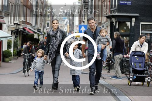 Amsterdam 27 juni 2013
Toriya Vaughan Haoud en haar man Greg Vaughan met hun kinderen op vakantie in Amsterdam.
Peter Smulders bv
