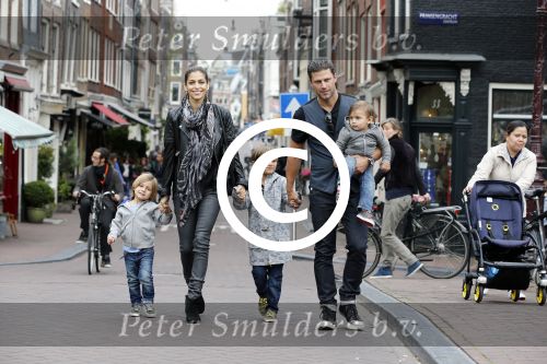 Amsterdam 27 juni 2013
Toriya Vaughan Haoud en haar man Greg Vaughan met hun kinderen op vakantie in Amsterdam.
Peter Smulders bv