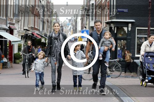 Amsterdam 27 juni 2013
Toriya Vaughan Haoud en haar man Greg Vaughan met hun kinderen op vakantie in Amsterdam.
Peter Smulders bv