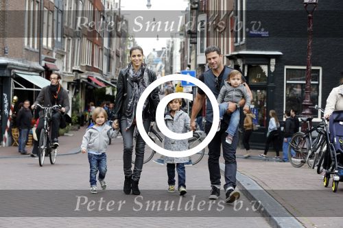 Amsterdam 27 juni 2013
Toriya Vaughan Haoud en haar man Greg Vaughan met hun kinderen op vakantie in Amsterdam.
Peter Smulders bv