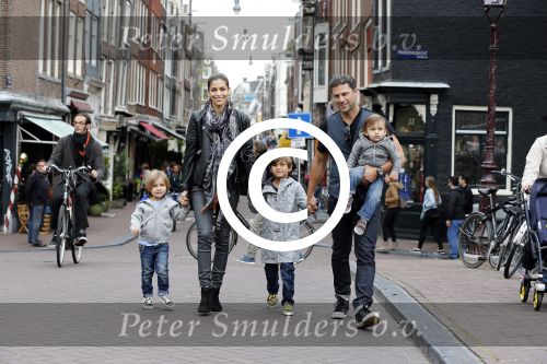 Amsterdam 27 juni 2013
Toriya Vaughan Haoud en haar man Greg Vaughan met hun kinderen op vakantie in Amsterdam.
Peter Smulders bv