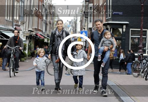 Amsterdam 27 juni 2013
Toriya Vaughan Haoud en haar man Greg Vaughan met hun kinderen op vakantie in Amsterdam.
Peter Smulders bv