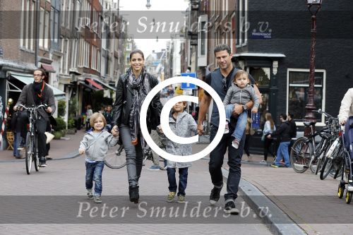 Amsterdam 27 juni 2013
Toriya Vaughan Haoud en haar man Greg Vaughan met hun kinderen op vakantie in Amsterdam.
Peter Smulders bv