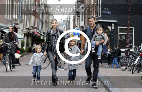 Amsterdam 27 juni 2013
Toriya Vaughan Haoud en haar man Greg Vaughan met hun kinderen op vakantie in Amsterdam.
Peter Smulders bv
