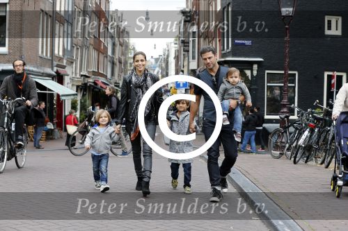 Amsterdam 27 juni 2013
Toriya Vaughan Haoud en haar man Greg Vaughan met hun kinderen op vakantie in Amsterdam.
Peter Smulders bv