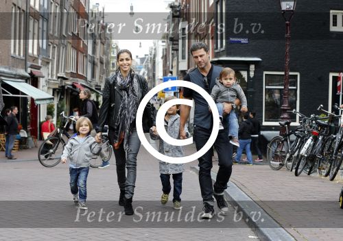 Amsterdam 27 juni 2013
Toriya Vaughan Haoud en haar man Greg Vaughan met hun kinderen op vakantie in Amsterdam.
Peter Smulders bv