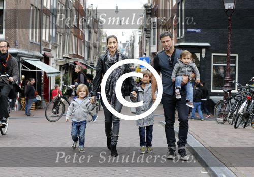 Amsterdam 27 juni 2013
Toriya Vaughan Haoud en haar man Greg Vaughan met hun kinderen op vakantie in Amsterdam.
Peter Smulders bv