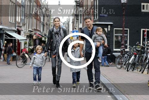Amsterdam 27 juni 2013
Toriya Vaughan Haoud en haar man Greg Vaughan met hun kinderen op vakantie in Amsterdam.
Peter Smulders bv