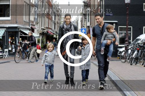 Amsterdam 27 juni 2013
Toriya Vaughan Haoud en haar man Greg Vaughan met hun kinderen op vakantie in Amsterdam.
Peter Smulders bv