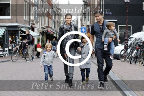 Amsterdam 27 juni 2013
Toriya Vaughan Haoud en haar man Greg Vaughan met hun kinderen op vakantie in Amsterdam.
Peter Smulders bv