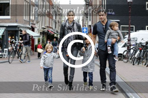 Amsterdam 27 juni 2013
Toriya Vaughan Haoud en haar man Greg Vaughan met hun kinderen op vakantie in Amsterdam.
Peter Smulders bv