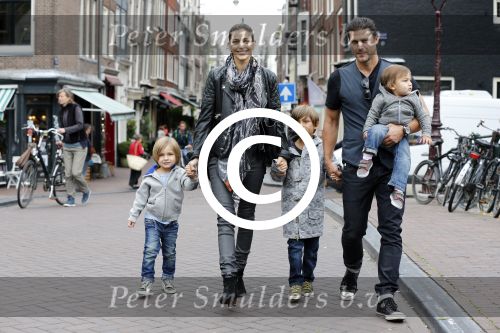 Amsterdam 27 juni 2013
Toriya Vaughan Haoud en haar man Greg Vaughan met hun kinderen op vakantie in Amsterdam.
Peter Smulders bv