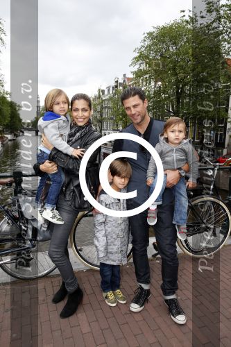 Amsterdam 27 juni 2013
Toriya Vaughan Haoud en haar man Greg Vaughan met hun kinderen op vakantie in Amsterdam.
Peter Smulders bv
