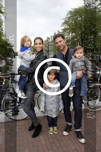 Amsterdam 27 juni 2013
Toriya Vaughan Haoud en haar man Greg Vaughan met hun kinderen op vakantie in Amsterdam.
Peter Smulders bv