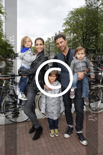 Amsterdam 27 juni 2013
Toriya Vaughan Haoud en haar man Greg Vaughan met hun kinderen op vakantie in Amsterdam.
Peter Smulders bv