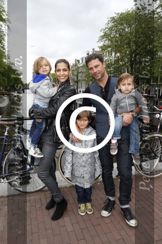 Amsterdam 27 juni 2013
Toriya Vaughan Haoud en haar man Greg Vaughan met hun kinderen op vakantie in Amsterdam.
Peter Smulders bv