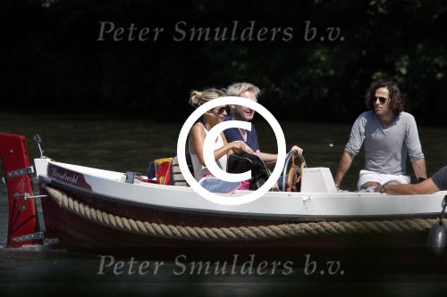 Vreeland 7 juli 2013
Wendy v Dijk en Erland Galjaard aan het varen op de vecht met hun dochter Lizzy Erland zijn dochter en vrienden.
Peter Smulders bv